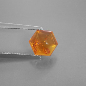 0.83カラットの天然イエローオレンジ琥珀（アンバー）（8.7×7.7 mm・透明）