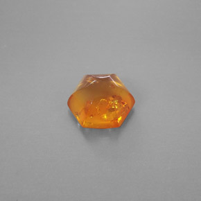 0.83カラットの天然イエローオレンジ琥珀（アンバー）（8.7×7.7 mm・透明）