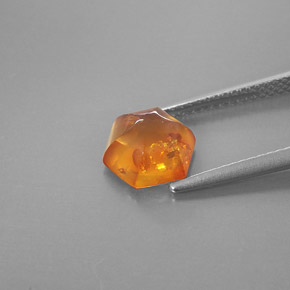0.83カラットの天然イエローオレンジ琥珀（アンバー）（8.7×7.7 mm・透明）
