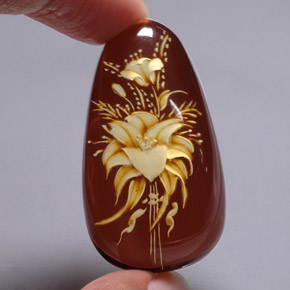 28.54カラットの天然オレンジブラウン琥珀（アンバー）（44×24.8 mm・透明）
