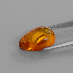 2.61カラットの天然イエローオレンジ琥珀（アンバー）（14.9×10 mm・透明）