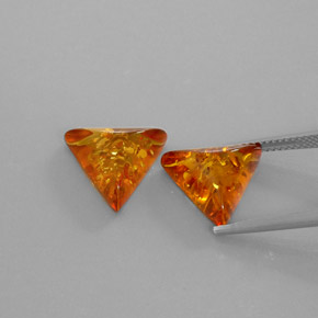 カラットの天然イエローオレンジ琥珀（アンバー）（13.6×11.9 mm・透明）