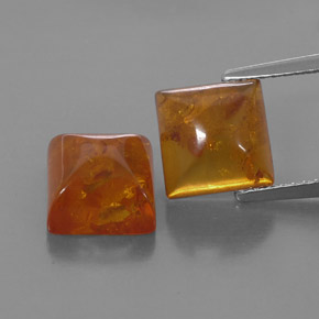 カラットの天然イエローオレンジ琥珀（アンバー）（8.1×8.1 mm・透明）