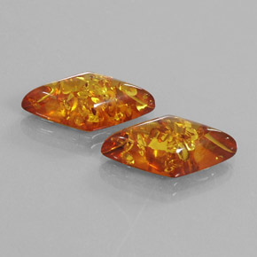 カラットの天然イエローオレンジ琥珀（アンバー）（19.4×10.7 mm・ファンシーシェイプ）