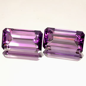 カラットの天然バイオレットアメジスト（18.1×10.1 mm・エメラルドカット）