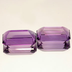 カラットの天然バイオレットアメジスト（18.1×10.1 mm・エメラルドカット）