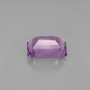 1.41カラットの天然バイオレットアメジスト（8.2×6 mm・エメラルドカット）