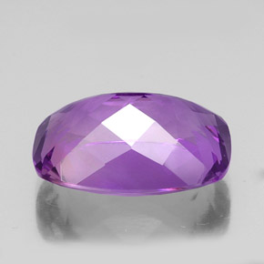 13.68カラットの天然パープルアメジスト（18.7×13.1 mm・クッションカット）