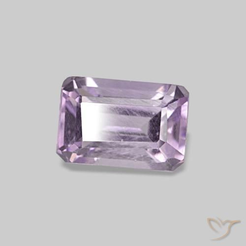 0.60カラットの天然Medium Light-Violetアメジスト（6×4 mm・エメラルドカット）