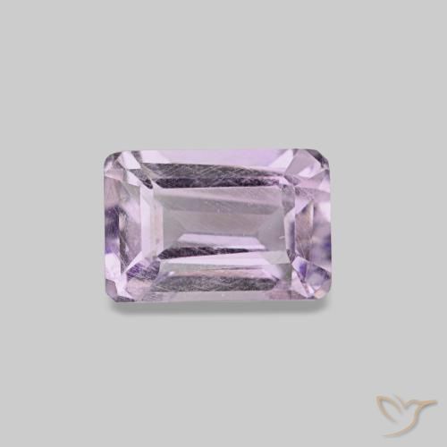 0.66カラットの天然Light Grayish Pink-Violetアメジスト（6.1×4.1 mm・エメラルドカット）