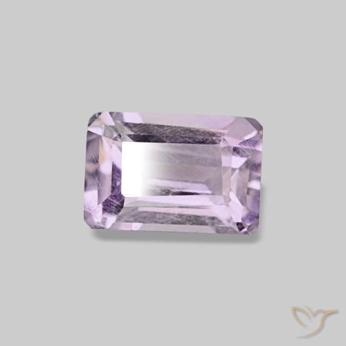 0.66カラットの天然Light Grayish Pink-Violetアメジスト（6.1×4.1 mm・エメラルドカット）