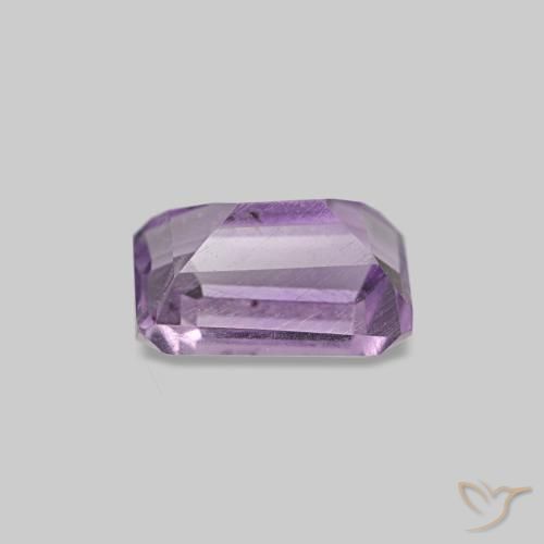 0.66カラットの天然Light Grayish Pink-Violetアメジスト（6.1×4.1 mm・エメラルドカット）