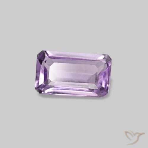 0.24カラットの天然蘭アメジスト（5.1×3 mm・エメラルドカット）