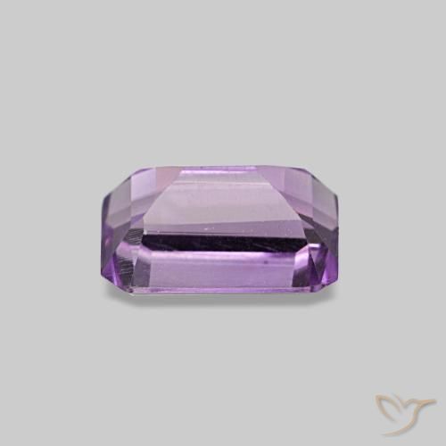 0.58カラットの天然アイリスバイオレットアメジスト（6.1×4.1 mm・エメラルドカット）