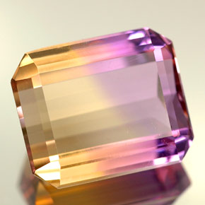 5.57カラットの天然バイカラーアメトリン（12×10 mm・エメラルドカット）