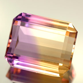 5.57カラットの天然バイカラーアメトリン（12×10 mm・エメラルドカット）