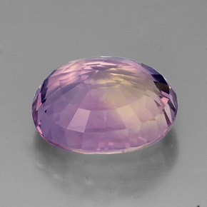 15.67カラットの天然バイカラーアメトリン（17.3×15.1 mm・オーバルカット）