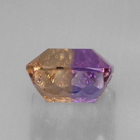 11.58カラットの天然バイカラーアメトリン（13.6×13.3 mm・エメラルドカット）