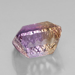 14.73カラットの天然バイカラーアメトリン（15.2×12.8 mm・エメラルドカット）