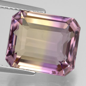 7.85カラットの天然バイカラーアメトリン（12.9×11 mm・エメラルドカット）