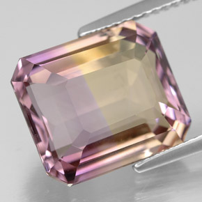 7.85カラットの天然バイカラーアメトリン（12.9×11 mm・エメラルドカット）