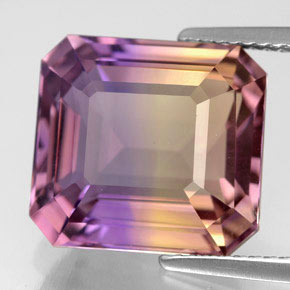 9.04カラットの天然バイカラーアメトリン（12.9×12 mm・エメラルドカット）