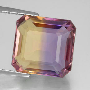 11.38カラットの天然バイカラーアメトリン（13.6×13 mm・エメラルドカット）