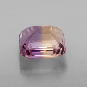 2.68カラットの天然バイカラーアメトリン（8.3×8 mm・エメラルドカット）