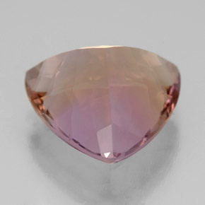 7.60カラットの天然バイカラーアメトリン（13.8×13.4 mm・トリリアント）