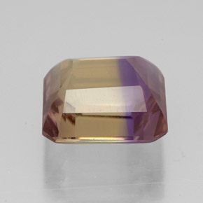 4.86カラットの天然バイカラーアメトリン（10.1×9.8 mm・エメラルドカット）
