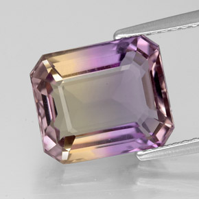 4.60カラットの天然バイカラーアメトリン（11.1×9.6 mm・エメラルドカット）