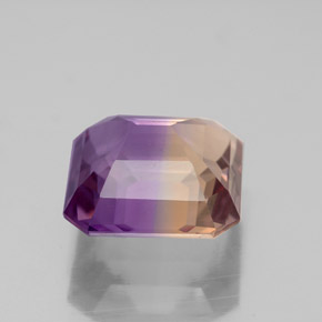 3.91カラットの天然バイカラーアメトリン（9.8×9.8 mm・エメラルドカット）