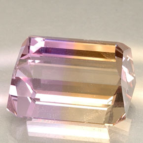 23.37カラットの天然Violet Goldenアメトリン（17.2×14.1 mm・エメラルドカット）