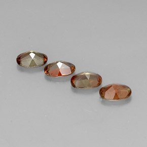 1.69カラットの天然マルチカラーアンダルサイト（6×4 mm・オーバルカット）