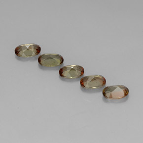 2.20カラットの天然マルチカラーアンダルサイト（6×4 mm・オーバルカット）