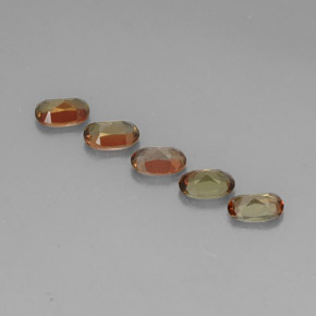 カラットの天然マルチカラーアンダルサイト（6×4 mm・オーバルカット）