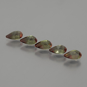 2.16カラットの天然マルチカラーアンダルサイト（6×4 mm・洋梨の形）