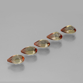2.28カラットの天然マルチカラーアンダルサイト（6×4 mm・洋梨の形）