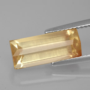 3.90カラットの天然シャンパンアンデシンラブラドライト（13.9×6 mm・バゲット）