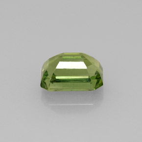 1.81カラットの天然グリーンアパタイト（7.9×5.8 mm・エメラルドカット）