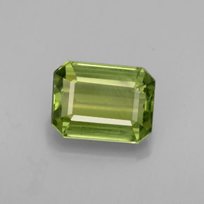 1.88カラットの天然グリーンアパタイト（8.1×6.1 mm・エメラルドカット）