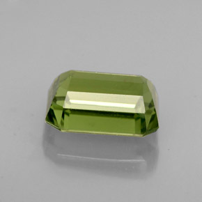 1.88カラットの天然グリーンアパタイト（8.1×6.1 mm・エメラルドカット）