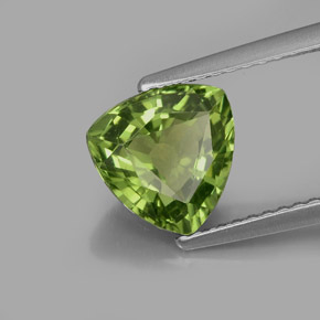 1.99カラットの天然グリーンアパタイト（8.1×8.1 mm・トリリアント）