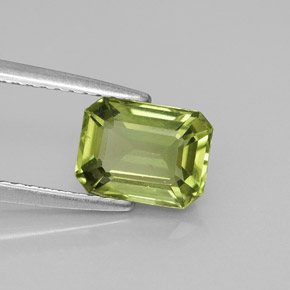 1.66カラットの天然グリーンアパタイト（8×6.1 mm・エメラルドカット）