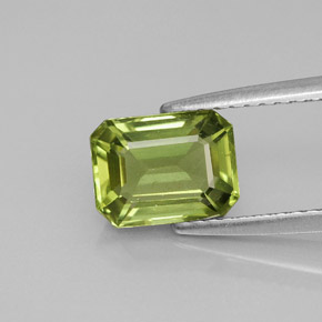 1.66カラットの天然グリーンアパタイト（8×6.1 mm・エメラルドカット）