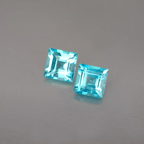 カラットの天然ライトブルーアパタイト（4.9×4.8 mm・四角）
