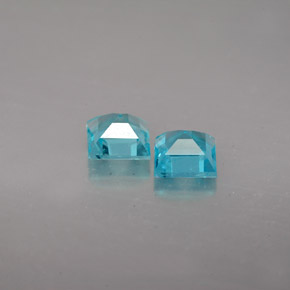 カラットの天然ライトブルーアパタイト（4.9×4.8 mm・四角）