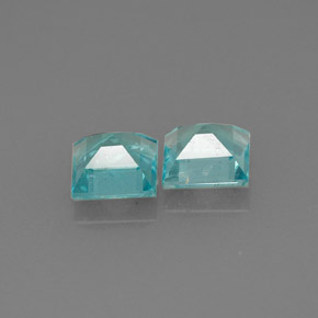 カラットの天然ライトブルーアパタイト（4.9×4.8 mm・四角）