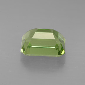 1.97カラットの天然グリーンアパタイト（8×6 mm・エメラルドカット）