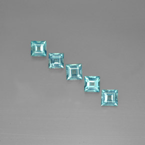 カラットの天然ライトブルーアパタイト（5.1×5 mm・四角）
